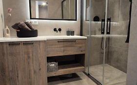 Luxurious Almond Apartment, Self Check-In 24H, Free Parking, Air-Conditioning